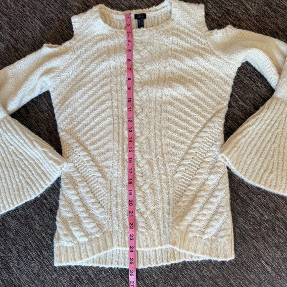 G.I.L.I Ivory cable knit cold shoulder bell sleeve sweater size XS - Picture 5 of 7